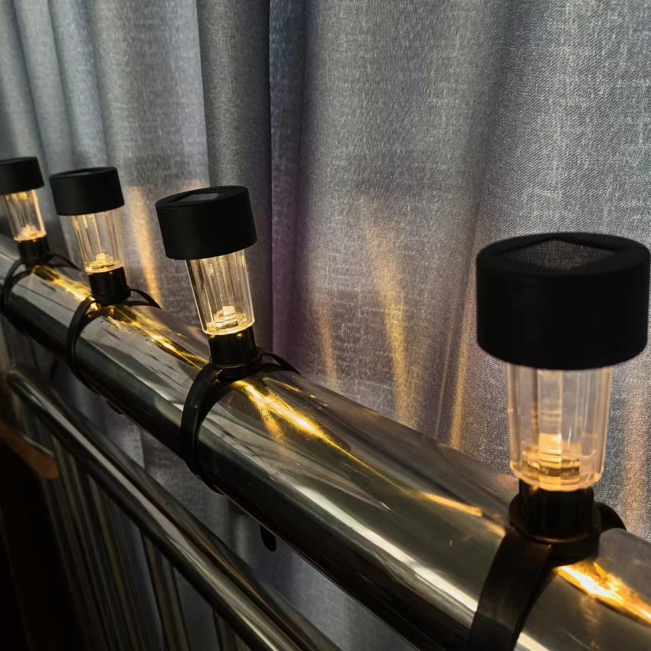(ZNIŻKA 30%) SunAura™ – Lampa Ogrodowa Zasilana Energią Słoneczną